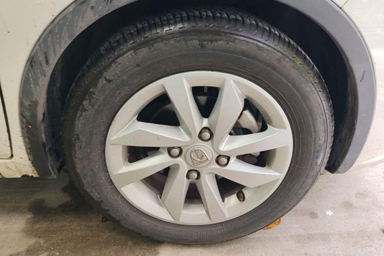 Used Baojun 310W 2017 1.5L Manual Fashion Model China V Right Front Wheel Hub