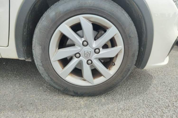 Used Baojun 310W 2017 1.5L Manual Fashion Model China V Right Front Wheel Hub