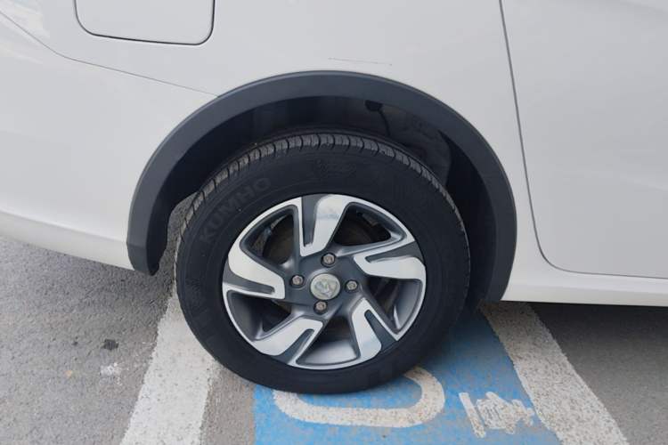 Used Baojun 310W 2017 1.5L Manual Comfort Version China VI Emission Standard Right Rear Wheel Hub