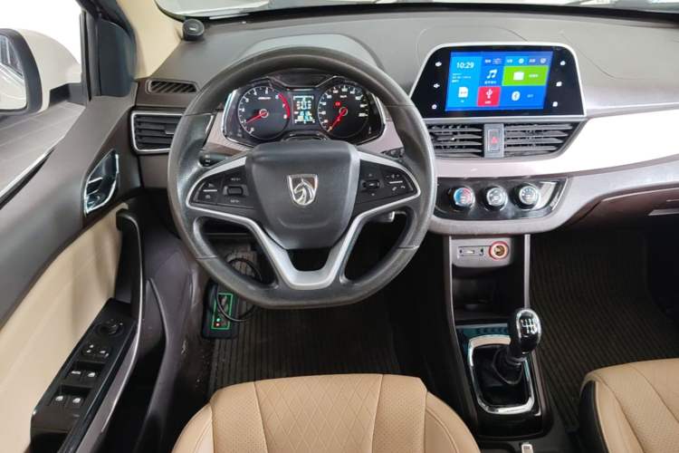 Used Baojun 310W 2017 1.5L Manual Fashion Model China V Steering Wheel