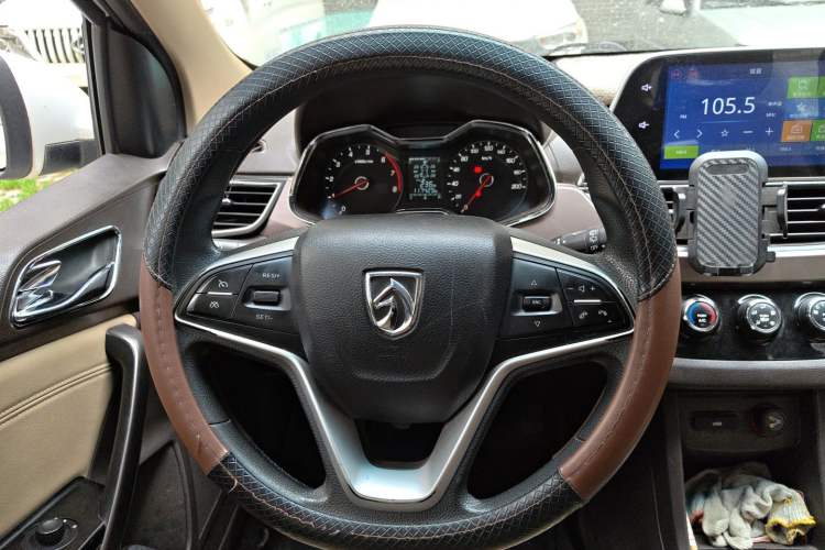 Used Baojun 310W 2017 1.5L Manual Fashion Model China V Steering Wheel