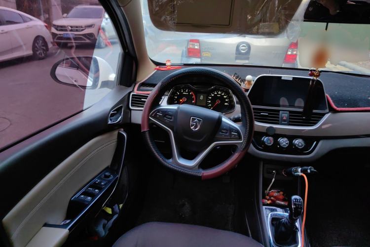 Used Baojun 310W 2017 1.5L Manual Fashion Model China V Steering Wheel