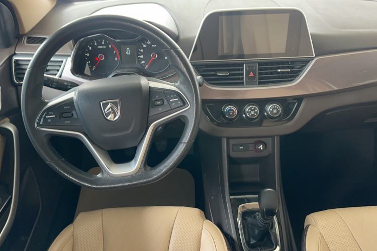 Used Baojun 310W 2017 1.5L Manual Fashion Model China V Steering Wheel