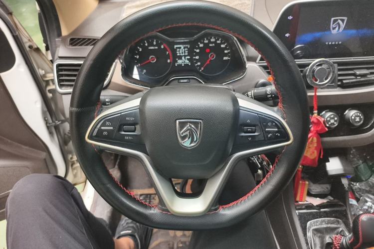 Used Baojun 310W 2017 1.5L Manual Fashion Model China V Steering Wheel