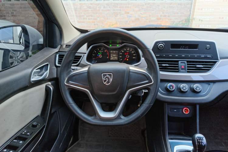 Used Baojun 310W 2017 1.5L Manual Comfort Version China V Steering Wheel
