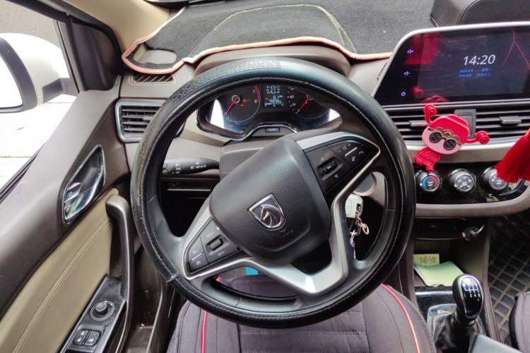 Used Baojun 310W 2017 1.5L Manual Fashion Model China V Steering Wheel