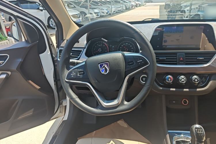 Used Baojun 310W 2017 1.5L Manual Luxury Edition China V Steering Wheel
