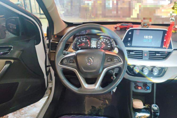 Used Baojun 310W 2017 1.5L Manual Fashion Model China V Steering Wheel
