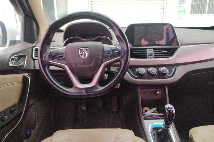 Used Baojun 310W 2017 1.5L Manual Fashion Model China V Steering Wheel