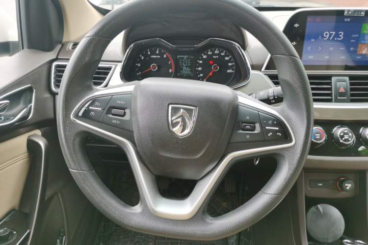 Used Baojun 310W 2017 1.5L Manual Fashion Model China V Steering Wheel