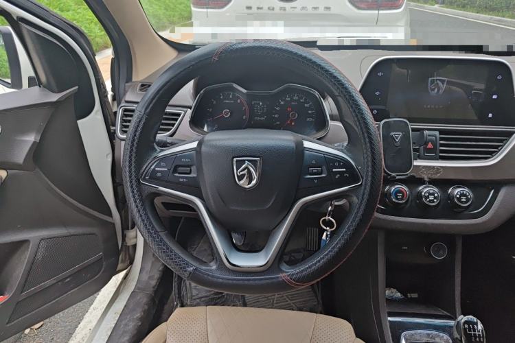 Used Baojun 310W 2017 1.5L Manual Fashion Model China V Steering Wheel