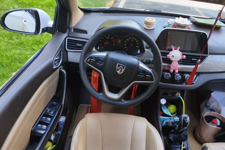 Used Baojun 310W 2017 1.5L Manual Fashion Model China V Steering Wheel