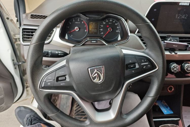 Used Baojun 310W 2017 1.5L Manual Fashion Model China V Steering Wheel