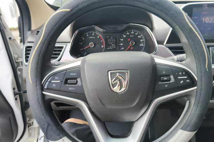 Used Baojun 310W 2017 1.5L Manual Fashion Model China V Steering Wheel