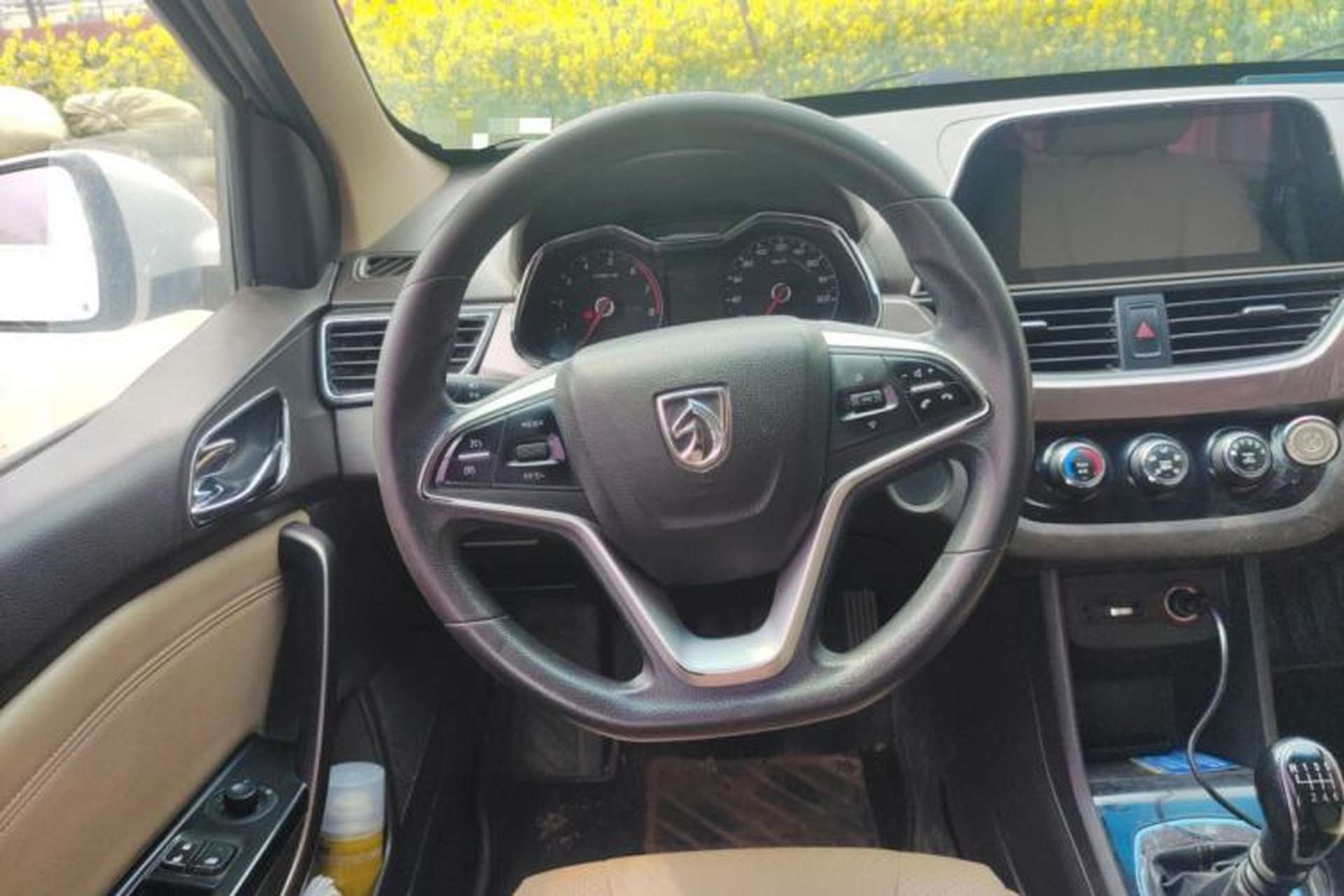 Used Baojun 310W 2017 1.5L Manual Fashion Model China V Steering Wheel