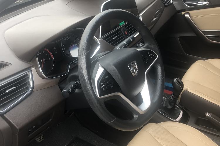 Used Baojun 310W 2017 1.5L Manual Luxury Edition China V Steering Wheel