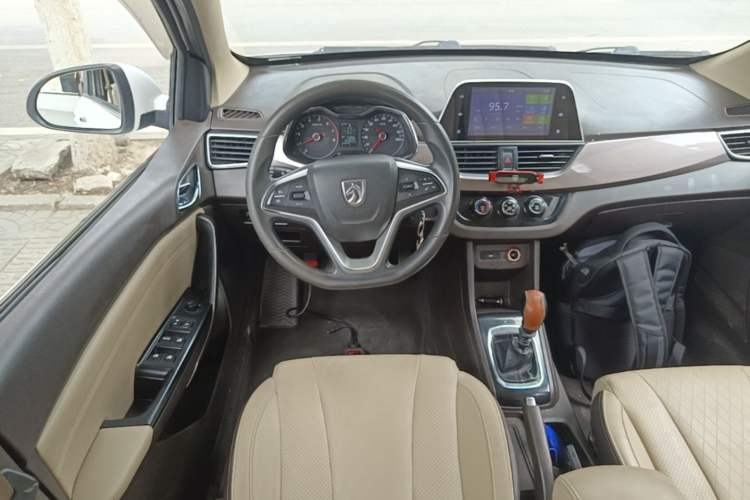 Used Baojun 310W 2017 1.5L Manual Fashion Model China V Steering Wheel