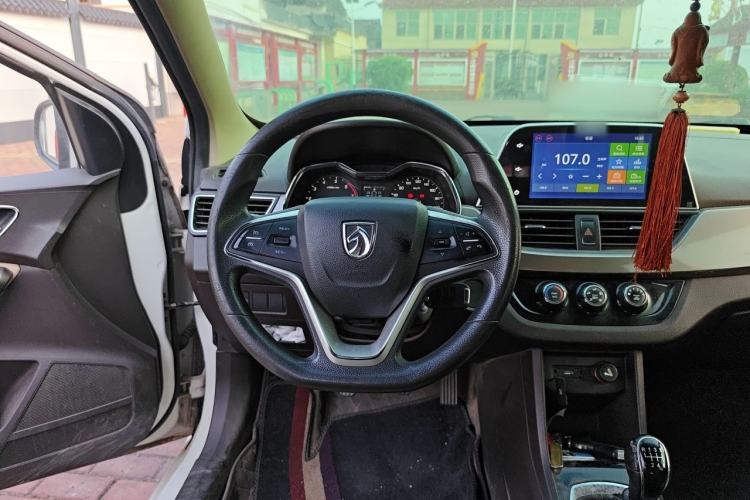 Used Baojun 310W 2017 1.5L Manual Fashion Model China V Steering Wheel