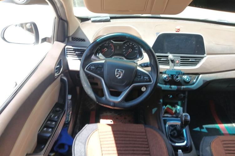 Used Baojun 310W 2017 1.5L Manual Fashion Model China V Steering Wheel