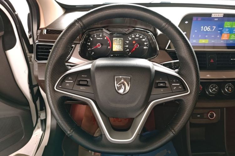 Used Baojun 310W 2017 1.5L Manual Fashion Model China V Steering Wheel
