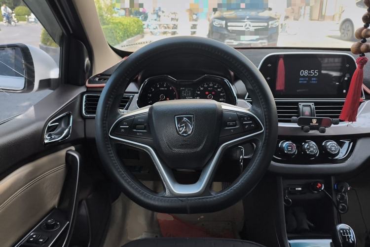 Used Baojun 310W 2017 1.5L Manual Fashion Model China V Steering Wheel