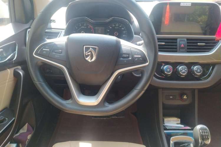 Used Baojun 310W 2017 1.5L Manual Fashion Model China V Steering Wheel