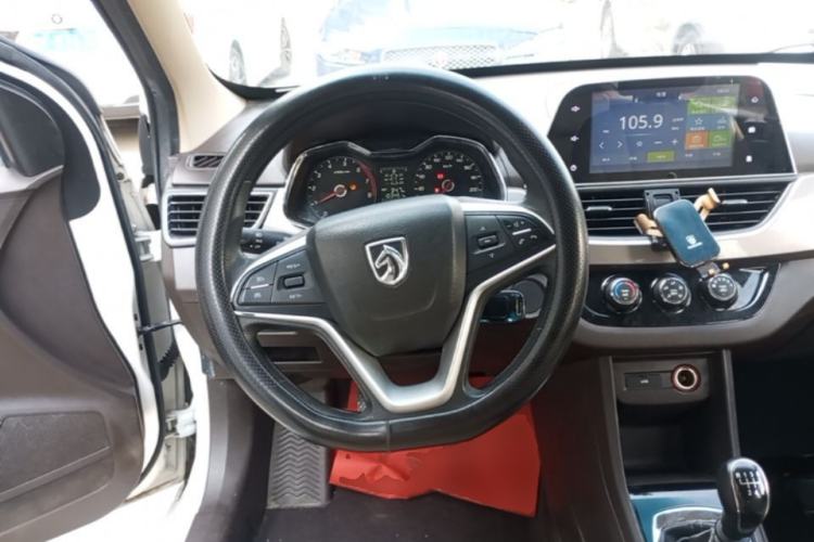 Used Baojun 310W 2017 1.5L Manual Fashion Model China V Steering Wheel