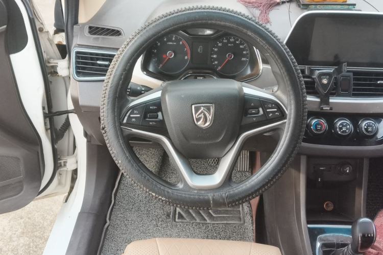 Used Baojun 310W 2017 1.5L Manual Fashion Model China V Steering Wheel