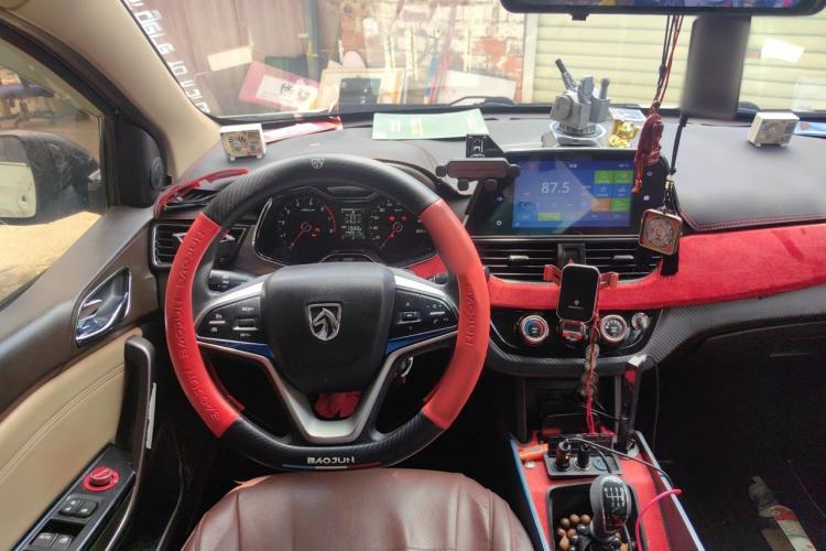 Used Baojun 310W 2017 1.5L Manual Fashion Model China V Steering Wheel
