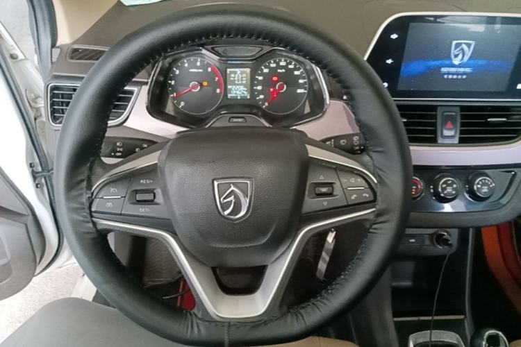 Used Baojun 310W 2017 1.5L Manual Fashion Model China V Steering Wheel