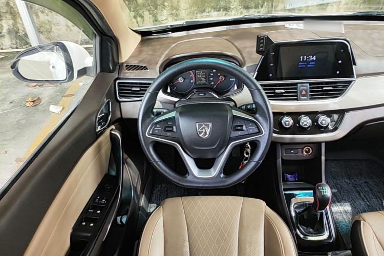 Used Baojun 310W 2017 1.5L Manual Fashion Model China V Steering Wheel