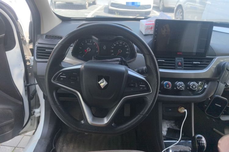 Used Baojun 310W 2017 1.5L Manual Fashion Model China V Steering Wheel