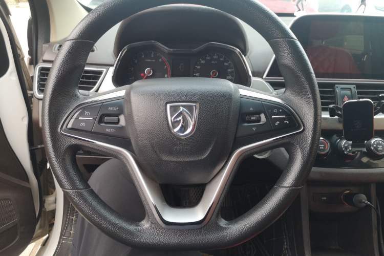 Used Baojun 310W 2017 1.5L Manual Fashion Model China V Steering Wheel