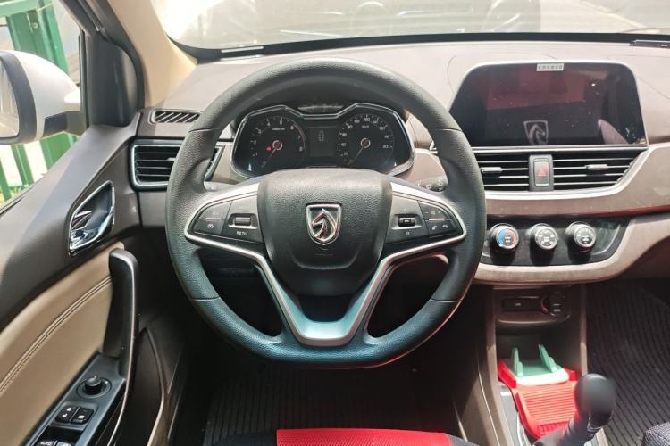 Used Baojun 310W 2017 1.5L Manual Fashion Model China V Steering Wheel
