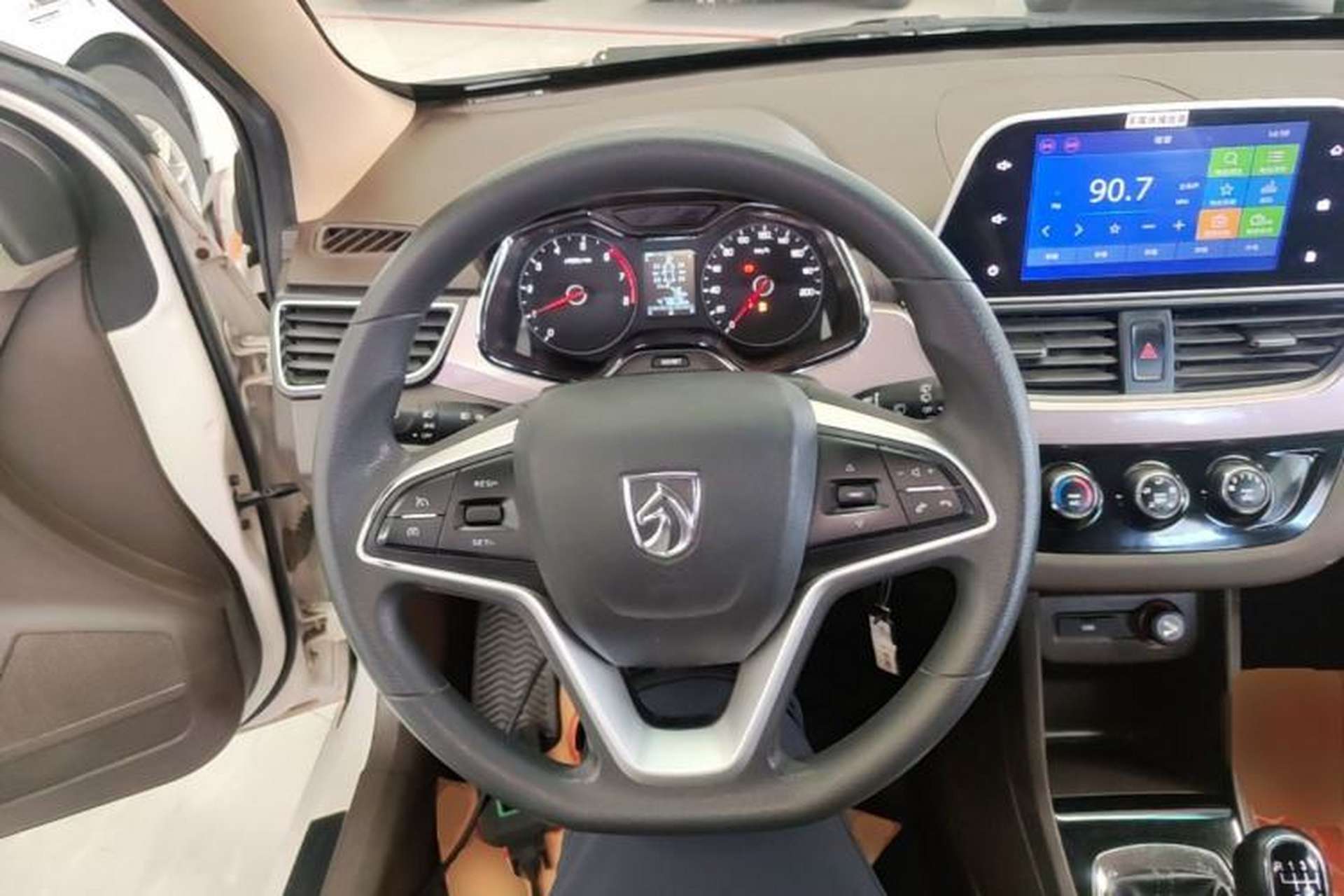 Used Baojun 310W 2017 1.5L Manual Fashion Model China V Steering Wheel
