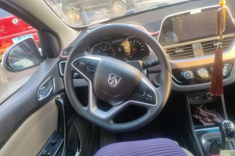 Used Baojun 310W 2017 1.5L Manual Fashion Model China V Steering Wheel