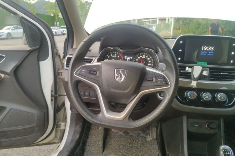 Used Baojun 310W 2017 1.5L Manual Luxury Edition China V Steering Wheel