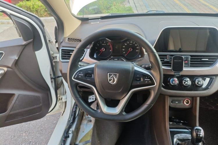 Used Baojun 310W 2017 1.5L Manual Fashion Model China V Steering Wheel