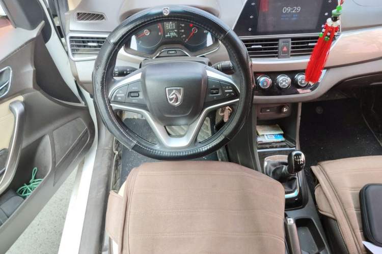 Used Baojun 310W 2017 1.5L Manual Fashion Model China V Steering Wheel