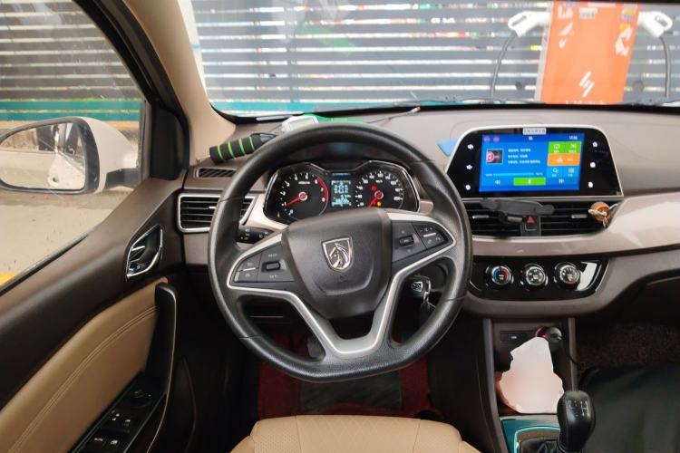 Used Baojun 310W 2017 1.5L Manual Fashion Model China V Steering Wheel