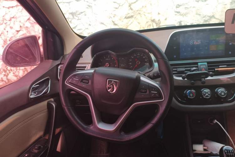 Used Baojun 310W 2017 1.5L Manual Fashion Model China V Steering Wheel