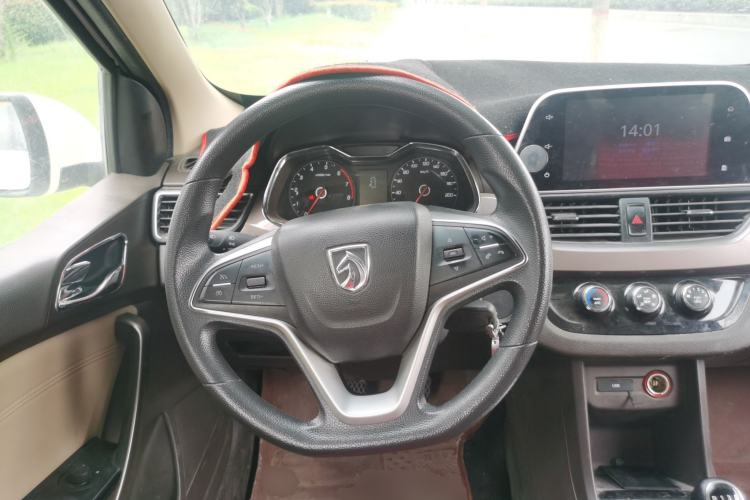 Used Baojun 310W 2017 1.5L Manual Fashion Model China V Steering Wheel