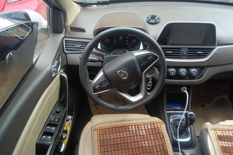 Used Baojun 310W 2017 1.5L Manual Fashion Model China V Steering Wheel