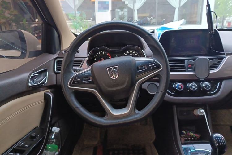 Used Baojun 310W 2017 1.5L Manual Fashion Model China V Steering Wheel