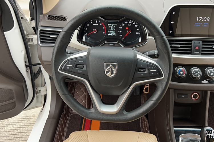 Used Baojun 310W 2017 1.5L Manual Fashion Edition China VI Steering Wheel