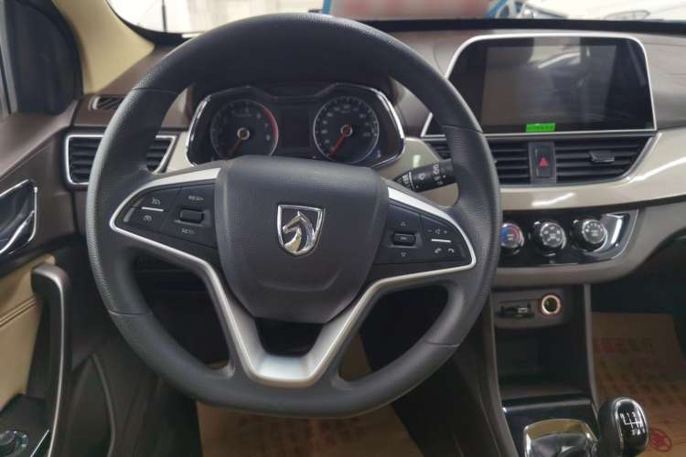 Used Baojun 310W 2017 1.5L Manual Luxury Edition China V Steering Wheel