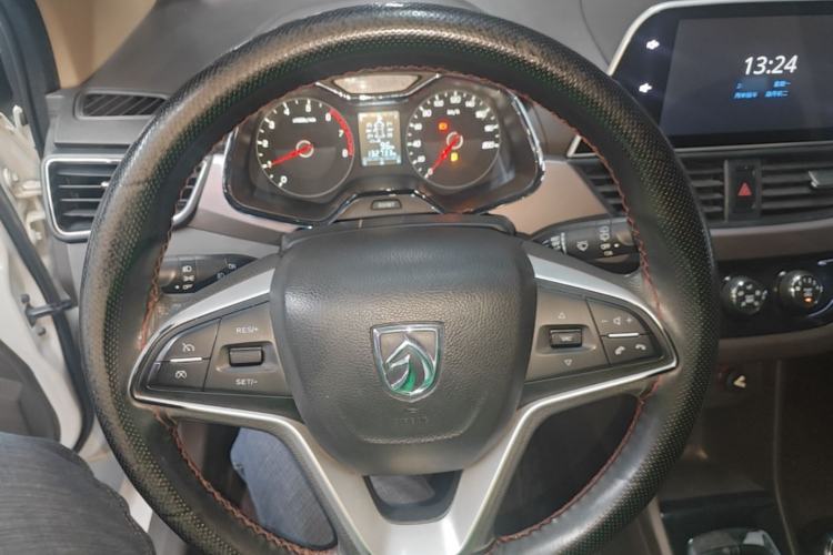 Used Baojun 310W 2017 1.5L Manual Fashion Model China V Steering Wheel