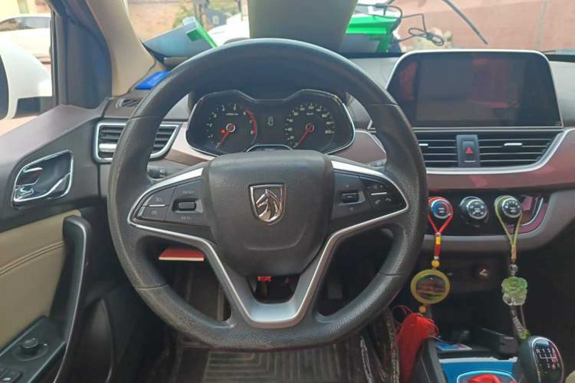 Used Baojun 310W 2017 1.5L Manual Fashion Model China V Steering Wheel