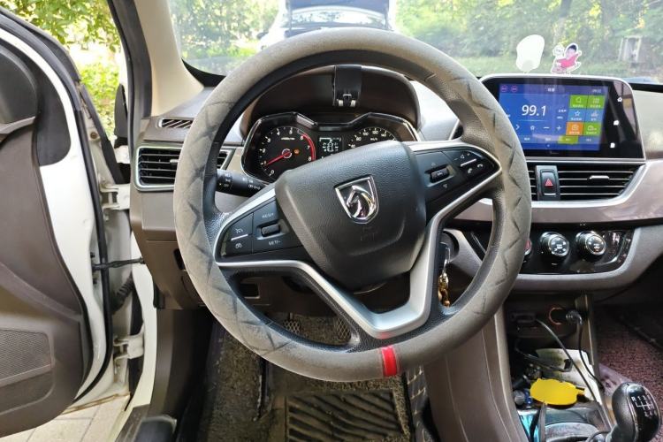 Used Baojun 310W 2017 1.5L Manual Luxury Edition China V Steering Wheel