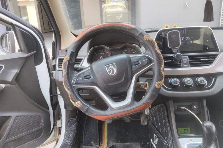 Used Baojun 310W 2017 1.5L Manual Fashion Model China V Steering Wheel